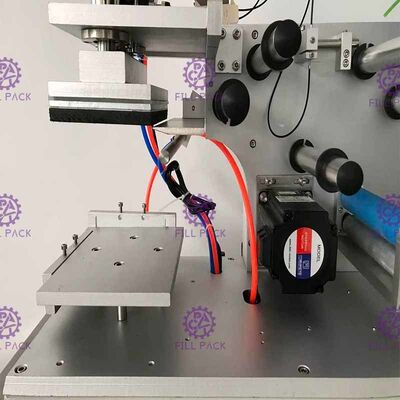케케묵은 평평한 병 라벨태그기계 2000BPH 병 접착 스티커 세미 오토매틱