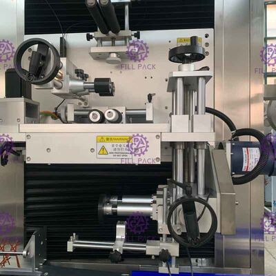 기계 파나소닉 모터 슬리브 적용기에게 기계 파나소닉 모터 슬리브 적용기 라벨을 붙이는 1L 패트병