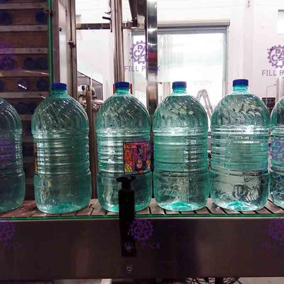 다기능 8개의 머리 식용수는 5L 병을 위한 채우는 식물 800BPH를 병에 넣습니다