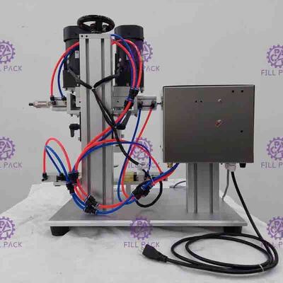 살포 플라스틱 병을 위한 반 자동 탁상용 압축 공기를 넣은 나사 모자를 씌우는 기계
