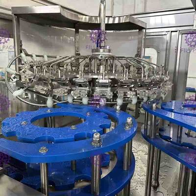 CIP 청소 머리를 가진 10000BPH 비 탄산 플라스틱 물 병 채우게