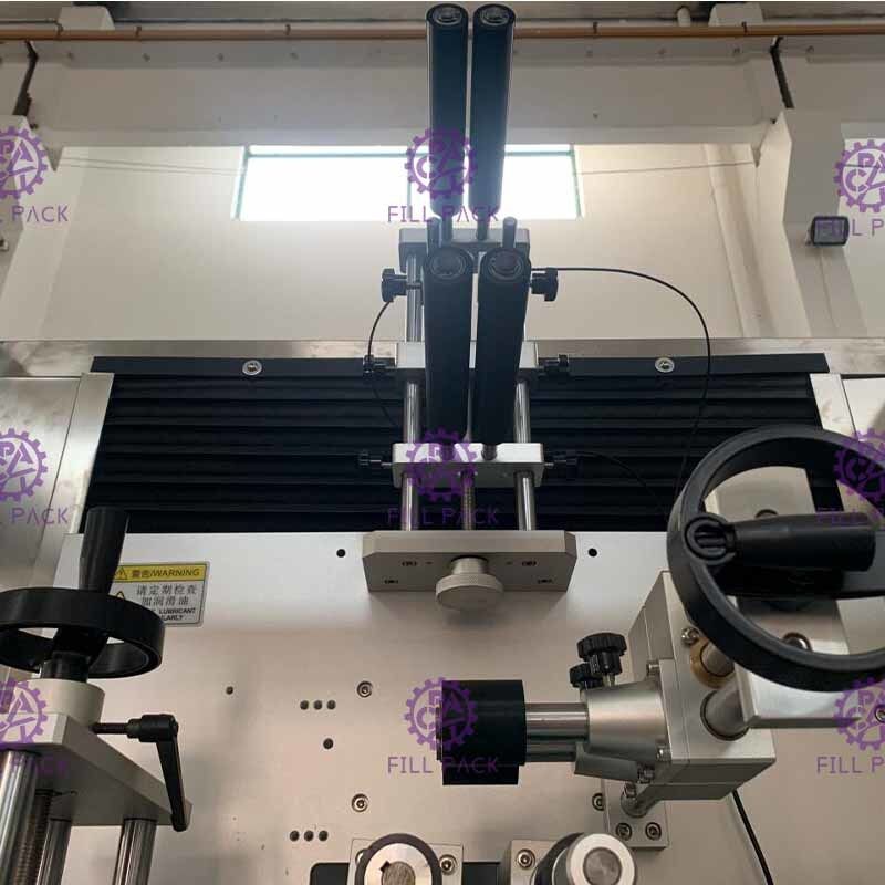 2L 애완 동물 병과 병 마개를 위한 자동적인 레테르를 붙이는 기계